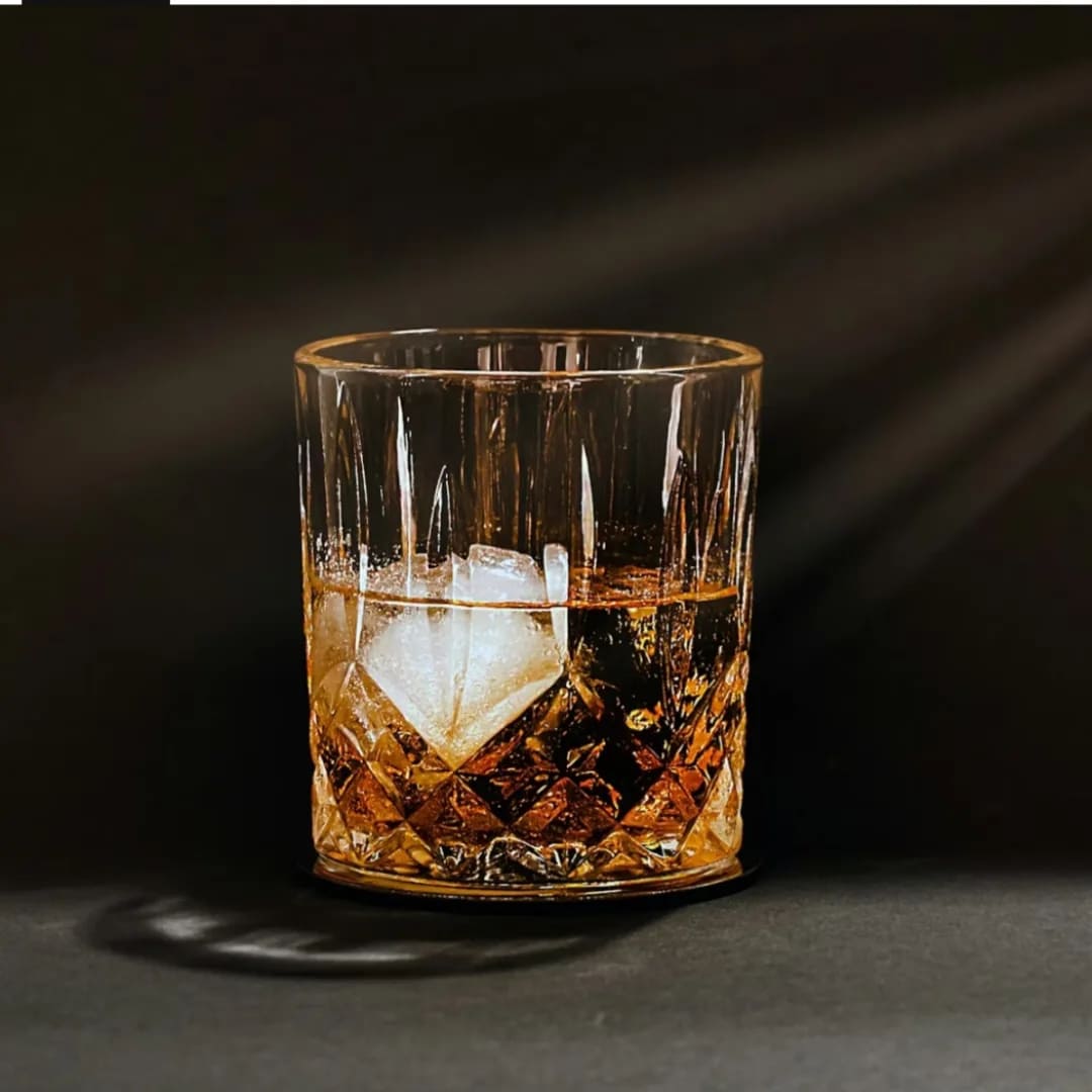 🥃La elegancia en cada trago, la distinción en cada momento, tu personalidad en el cristal 🔹️U